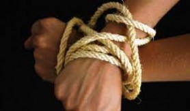 Trei tineri din Hâncești au fost sechestrați, maltratați și amenințați cu o armă